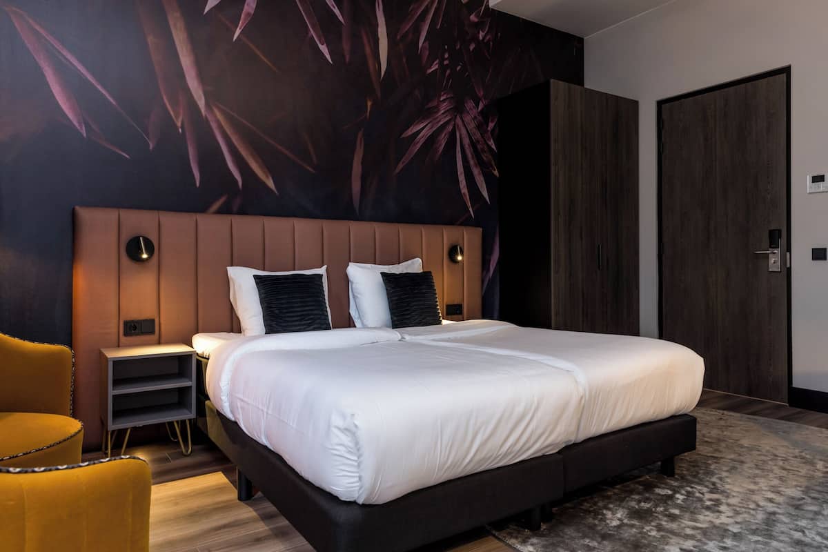 Hypo-allergenic bedding available, pillowtop beds, minibar, in-room safe