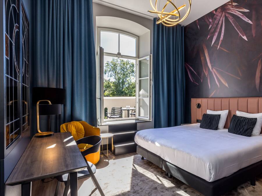 Deluxe Room | Hypo-allergenic bedding, pillow-top beds, minibar, in-room safe