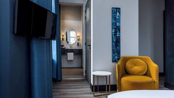 Deluxe kamer | Hypoallergeen beddengoed, pillowtop-bedden, een minibar