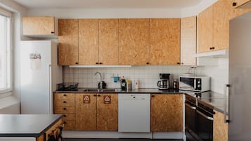 Full-size fridge, microwave, oven, stovetop