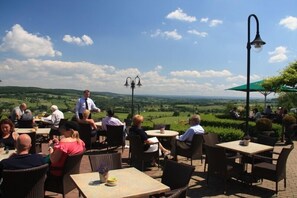 Aperto a pranzo e cena, con vista sul giardino 