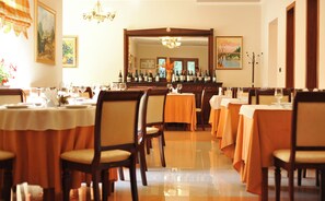 Breakfast served, garden views  - Hotel Vila e Arte (Tirana)