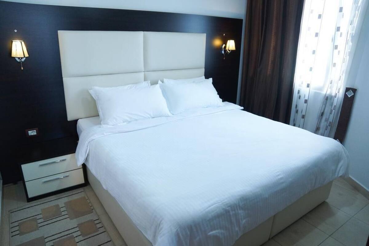 Minibar, wifi gratis, mobiliario individual y ropa de cama