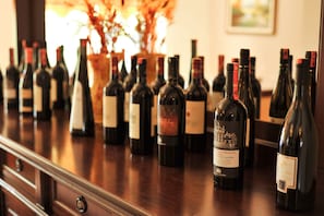 Um bar com várias garrafas de vinho.