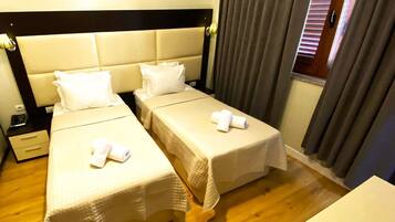 Habitación superior con 2 camas individuales | Minibar, muebles diferentes, wifi gratis y ropa de cama