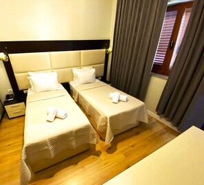 Superior Twin Room | Minibar, individually furnished, free WiFi, bed sheets - Hotel Vila e Arte (Tirana)