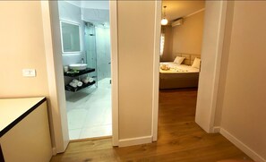 Neljän hengen perhehuone | Minibaari, yksilöllisesti kalustettu, ilmainen Wi-Fi, vuodevaatteet