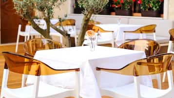 Petit-déjeuner servi sur place, vue sur le jardin 