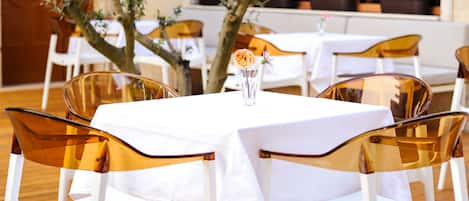 Petit-déjeuner servi sur place, vue sur le jardin 