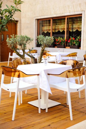 Breakfast served, garden views  - Hotel Vila e Arte (Tirana)