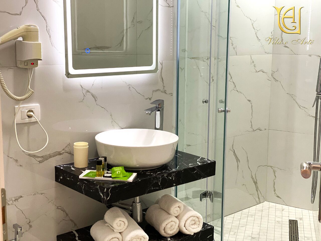 Articles de tocador gratuïts, assecador de cabells i barnussos 