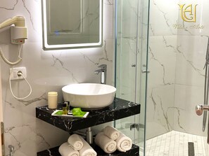 Ilmaiset hygieniatuotteet, hiustenkuivaaja, kylpytakit, tohvelit