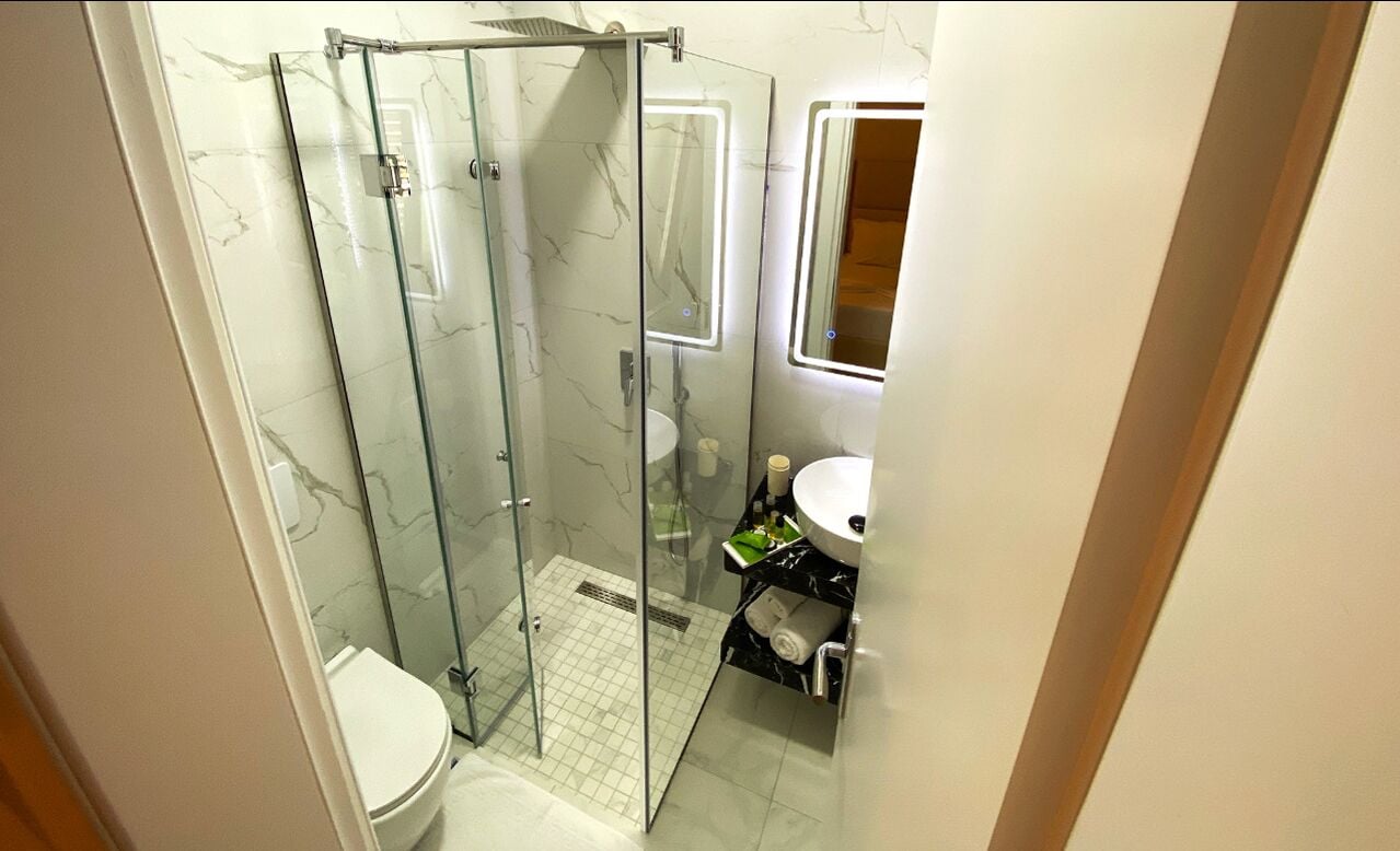 standard twin room | bathroom shower