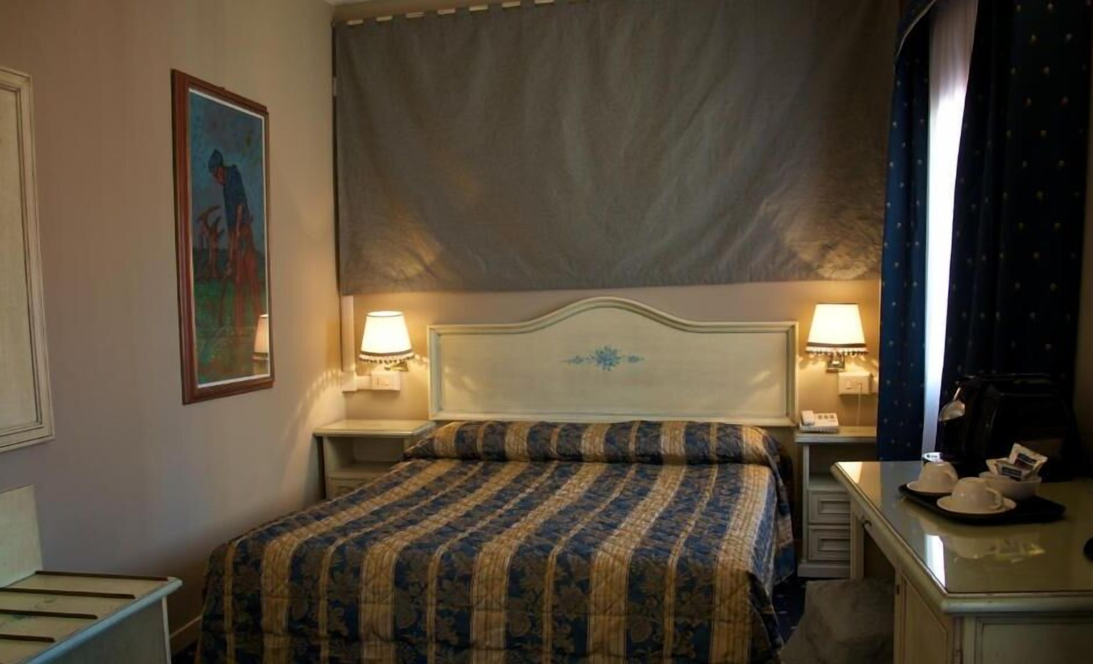 意大利 Frette 床單、Select Comfort 床墊、迷你吧、房內夾萬