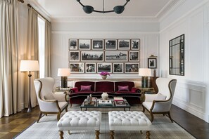 Breakfast, lunch, dinner served; international cuisine 