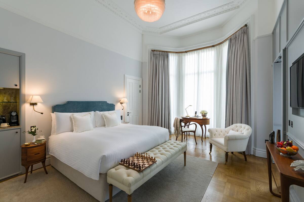 غرفة ديلوكس (1 King Bed) | ملاءات من القطن المصري وأغطية فراش متميزة وأسرّة تيمبور بديك وميني بار