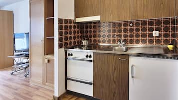 Classic Studio, Non Smoking, Mountain View | Private kitchenette | Fridge, stovetop, electric kettle, cookware/dishes/utensils
