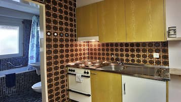 Fridge, stovetop, electric kettle, cookware/dishes/utensils