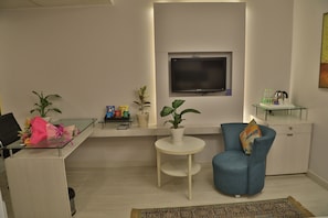 Premium bedding, minibar, in-room safe, desk - Sarovar Portico Naraina Delhi (New Delhi)