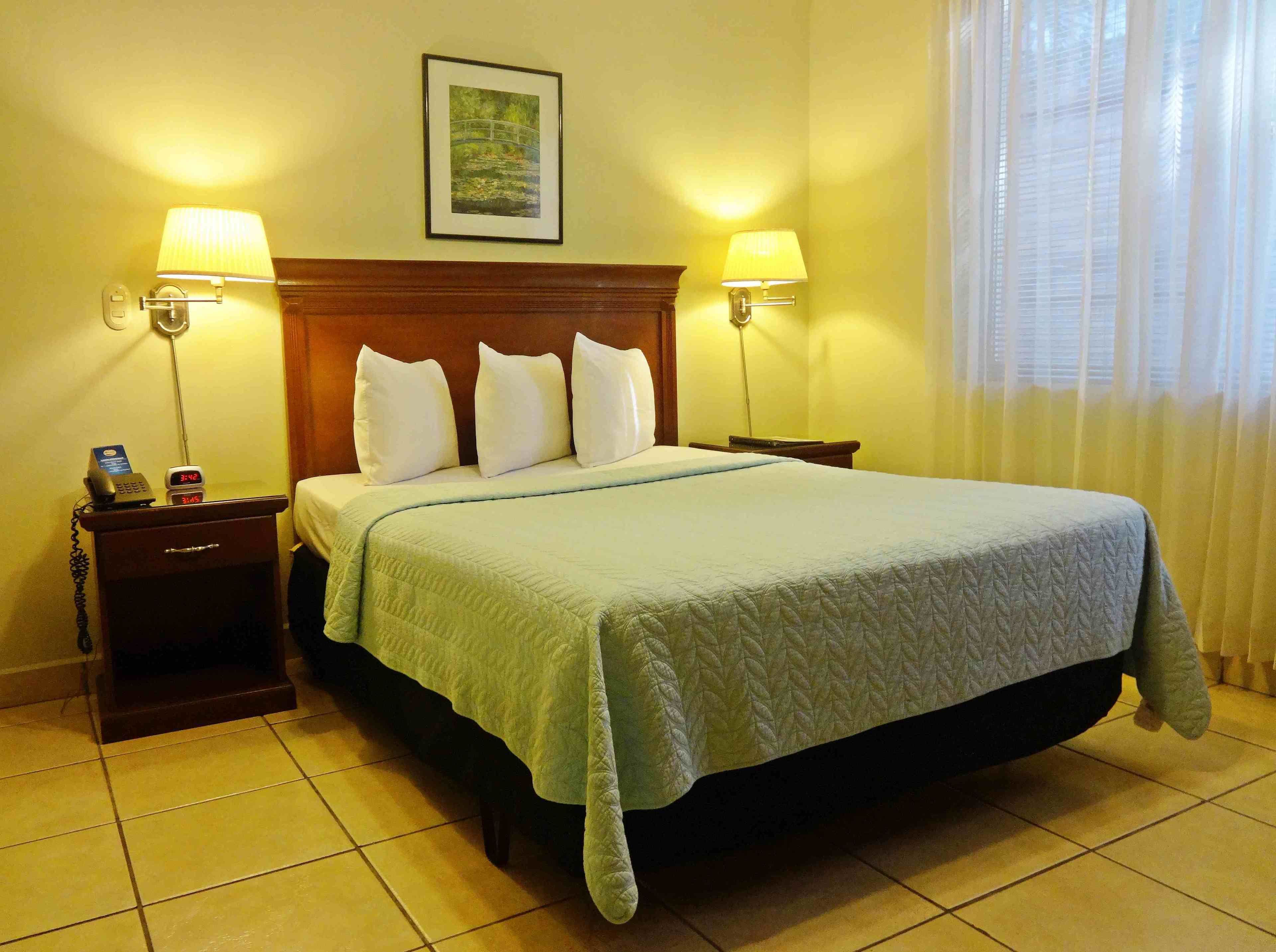 Habitación individual estándar, 1 cama de matrimonio | Caja fuerte, mobiliario individual, escritorio