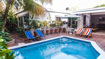 Utomhuspool med öppettider 07.00 till 21.00, och parasoller