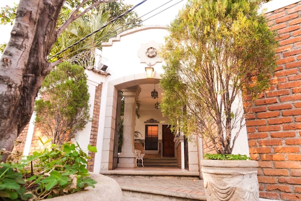 Front of property - Hotel El Almendro (Managua)