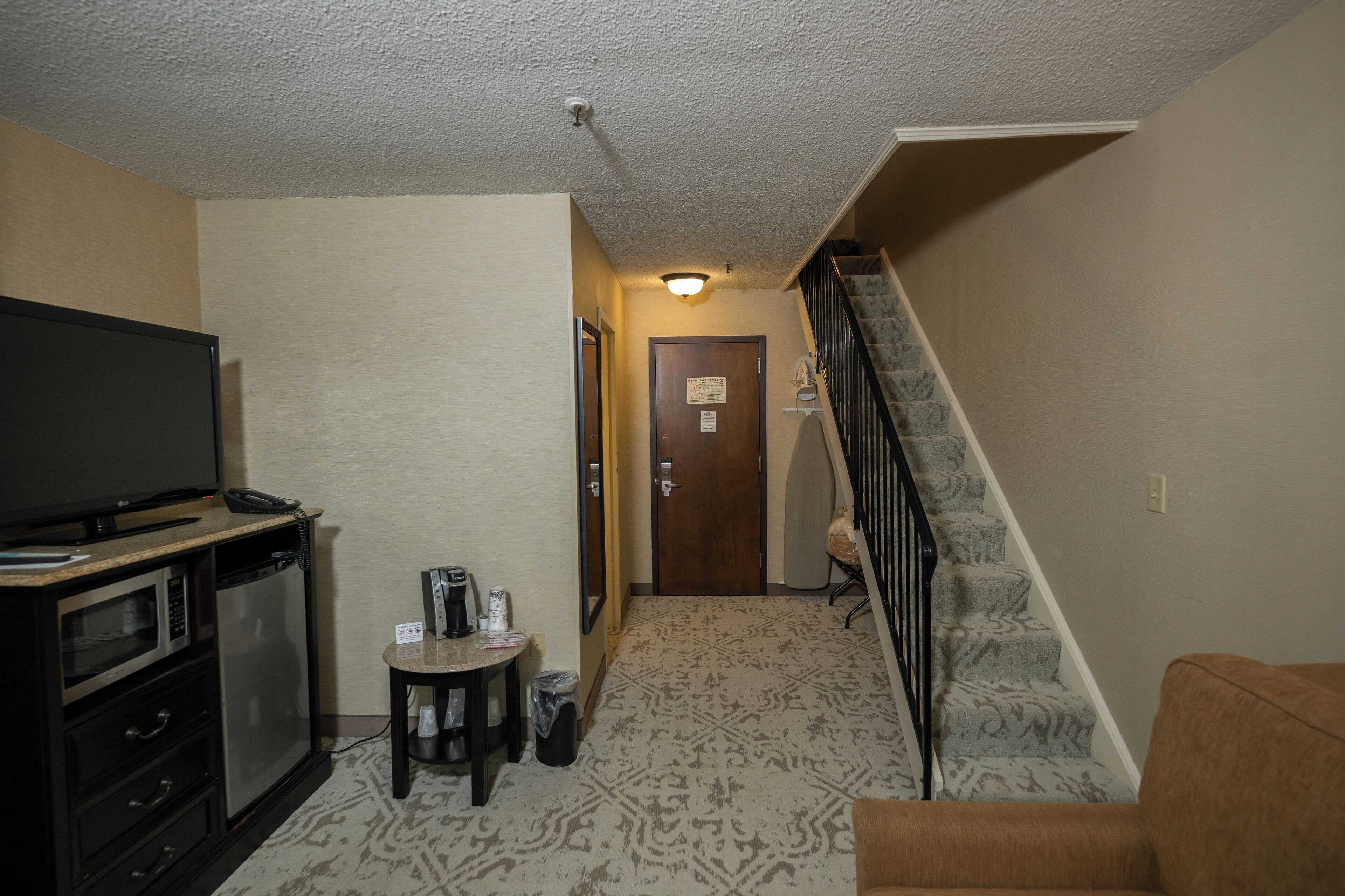 deluxe loft, 1 king bed, non smoking | living area | tv