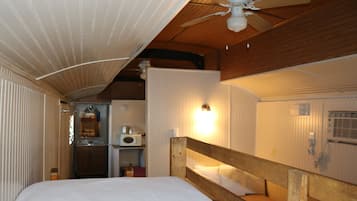 Baggage Car, 2 Double Beds and 2 Single Bunks | 特色装修、特色家居、遮光窗帘、婴儿床