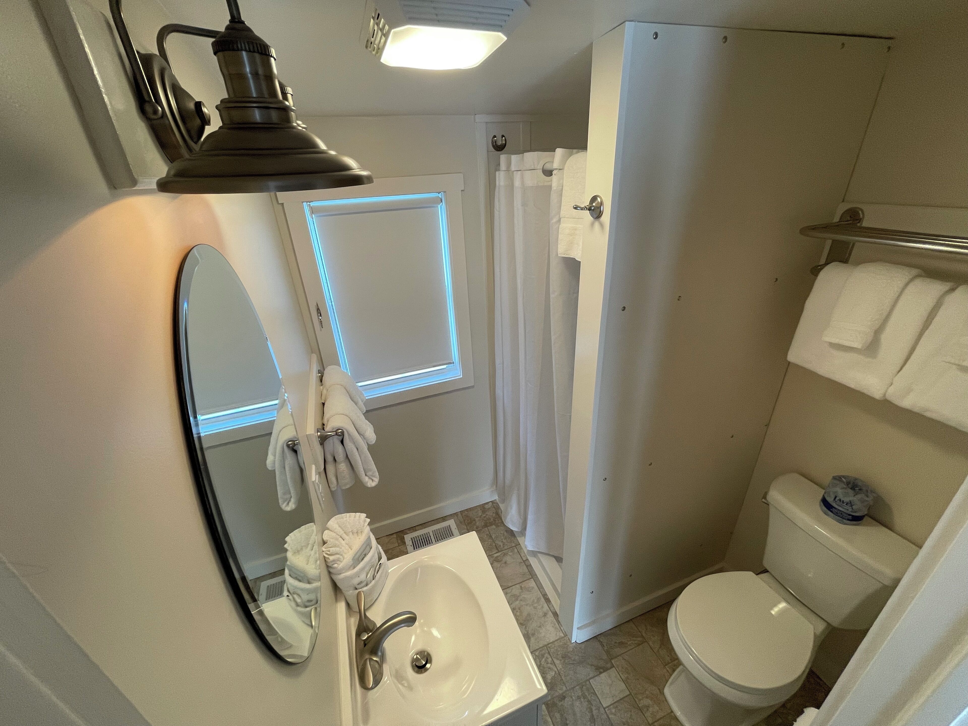 Mail Car, 2 Queen Beds | 浴室 | 免费洗浴用品、毛巾、肥皂、洗发水