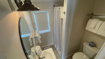 Mail Car, 2 Queen Beds | Badkamer | Gratis toiletartikelen, handdoeken, zeep, shampoo