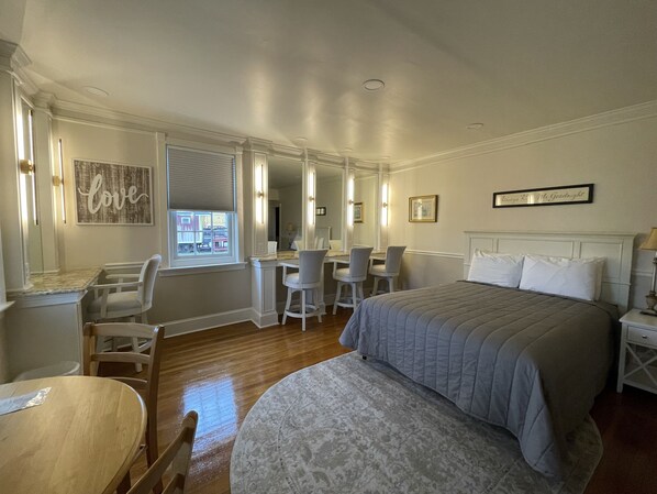 Farmhouse Efficiency Suite, 1 Queen Bed, 1 Double Bed