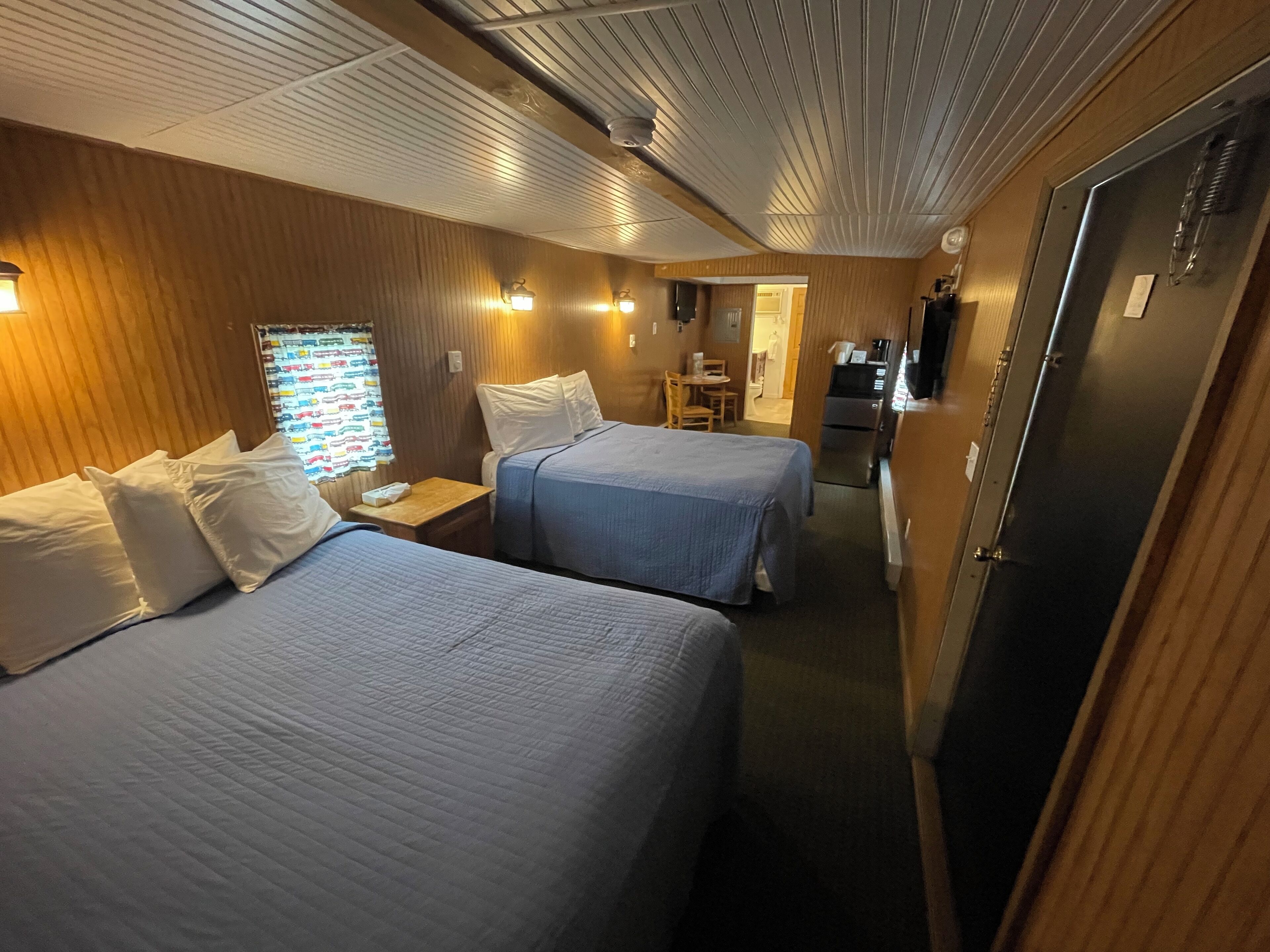 Decoración personalizada, muebles diferentes, cortinas blackout y cunas 