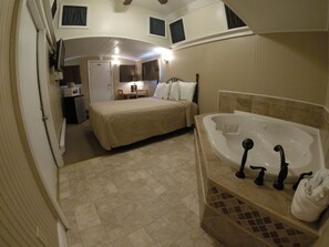 Honeymoon Caboose, 1 Queen Bed, Whirlpool Bath 
