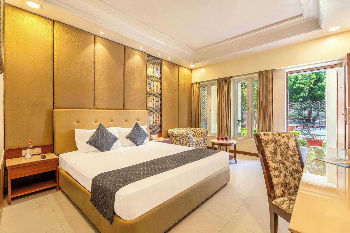 Premier Room | Minibar, desk, laptop workspace, iron/ironing board