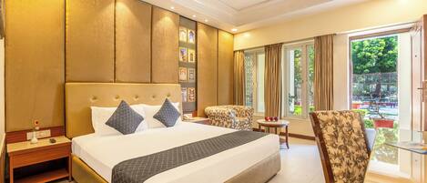 Minibar, escritorio y espacio para trabajar con laptop