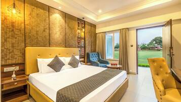 Classic King | Minibar, desk, laptop workspace, iron/ironing board