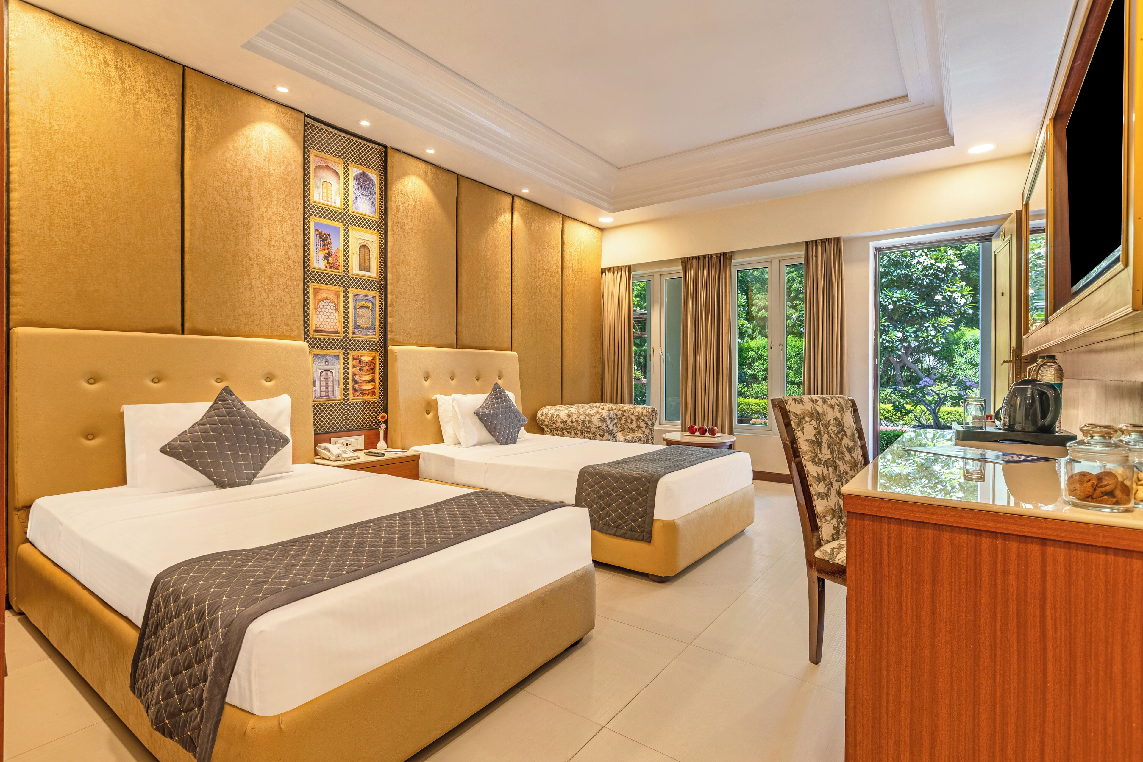 Classic Twin | Minibar, desk, laptop workspace, iron/ironing board