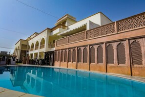 Piscine extérieure, parasols de plage, chaises longues