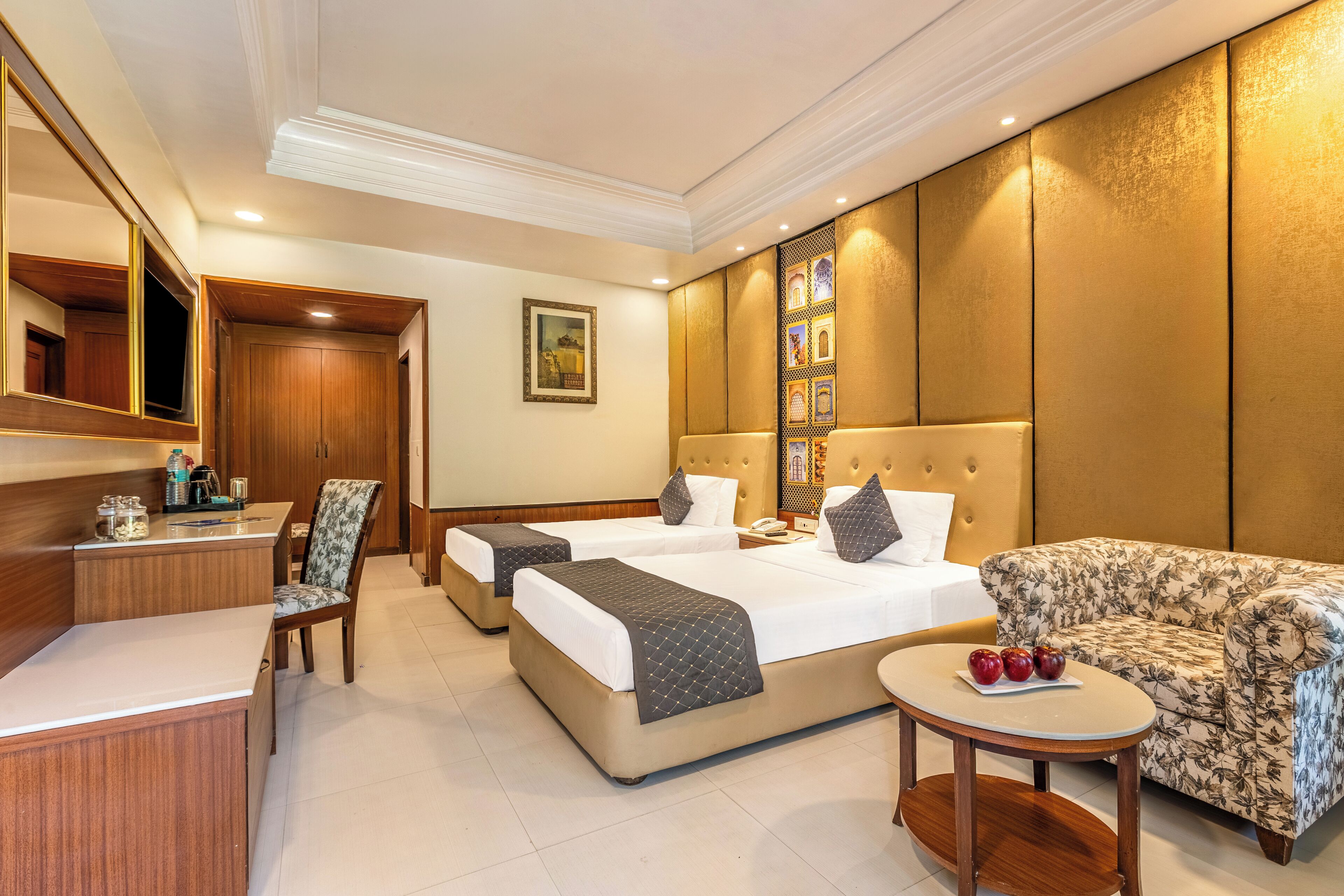 Classic Twin | Minibar, desk, laptop workspace, iron/ironing board