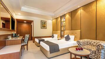 Classic Twin | Minibar, desk, laptop workspace, iron/ironing board