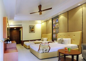 Dobbelt- eller tomannsrom – superior | Minibar, skrivebord, skrivebord for bærbar PC og strykejern/-brett