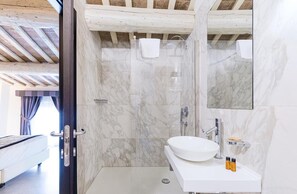 Rainfall showerhead, hair dryer, bidet, towels - Hotel Nazionale (Ferrara)