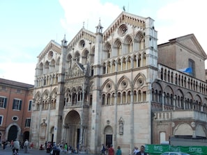Un edificio histórico con intrincada arquitectura gótica, que presenta múltiples arcos y una entrada central.