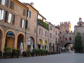 A historic building with a hotel named "HOTEL NAZIONALE" and a restaurant named "SOFISTI".