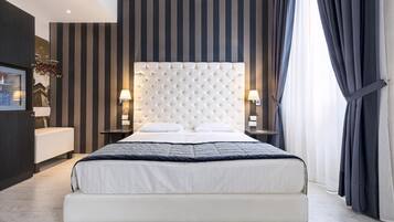 Ein modernes Schlafzimmer mit einer gebügelten Kopfteil, einem großen Bett, Nachttischlampen und Blick ins Freie durch Vorhänge.