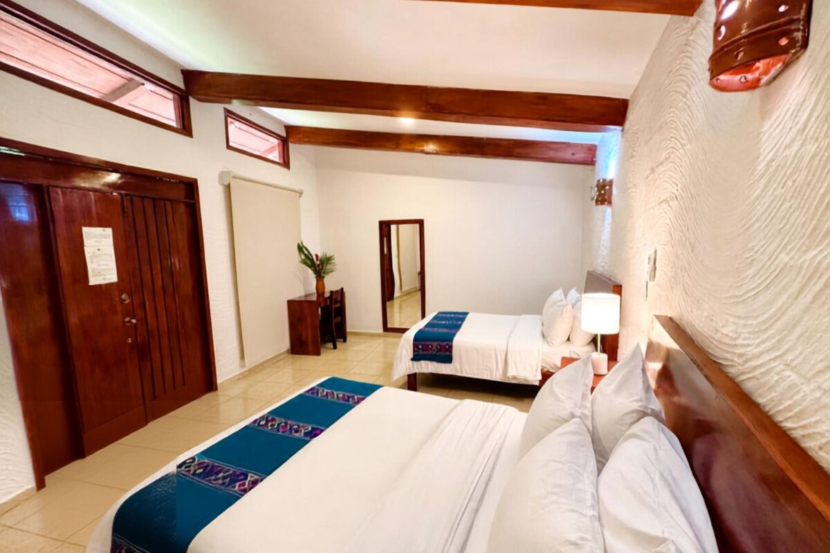 Standard Room  | Peti besi dalam bilik, cadar katil 