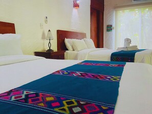 Caja de seguridad en la habitación y ropa de cama 