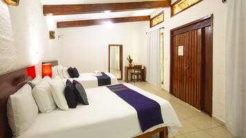 Standard Room | Caja fuerte y ropa de cama