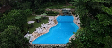 Una piscina al aire libre