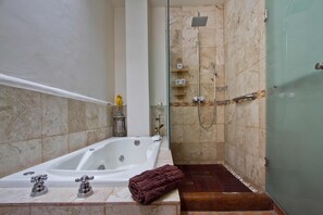 El Naranjo | Salle de bain | Articles de toilette gratuits, sèche-cheveux, peignoirs, bidet